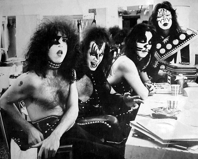 Less Kiss