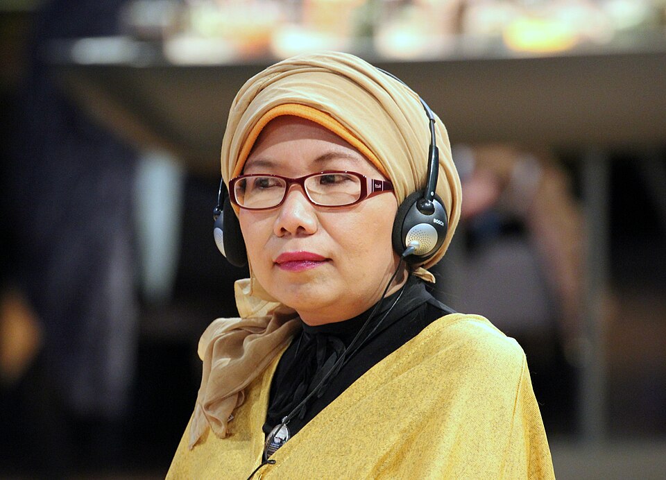 Lily Yulianti Farid