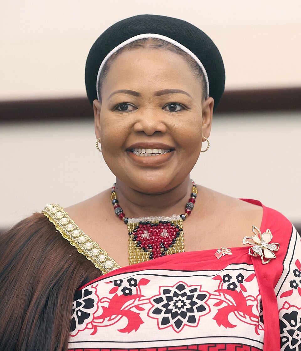 Pholile Shakantu